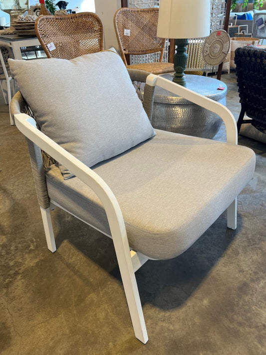 AMBER LOW ARMCHAIR BLANC FRAME