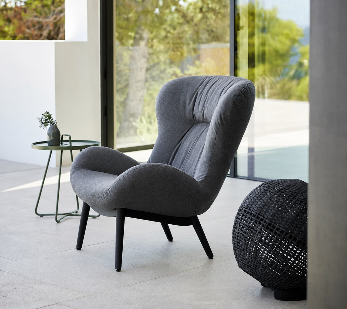 SERENE LOUNGE CHAIR WITH GREY AIRTOUCH CUSHION SET