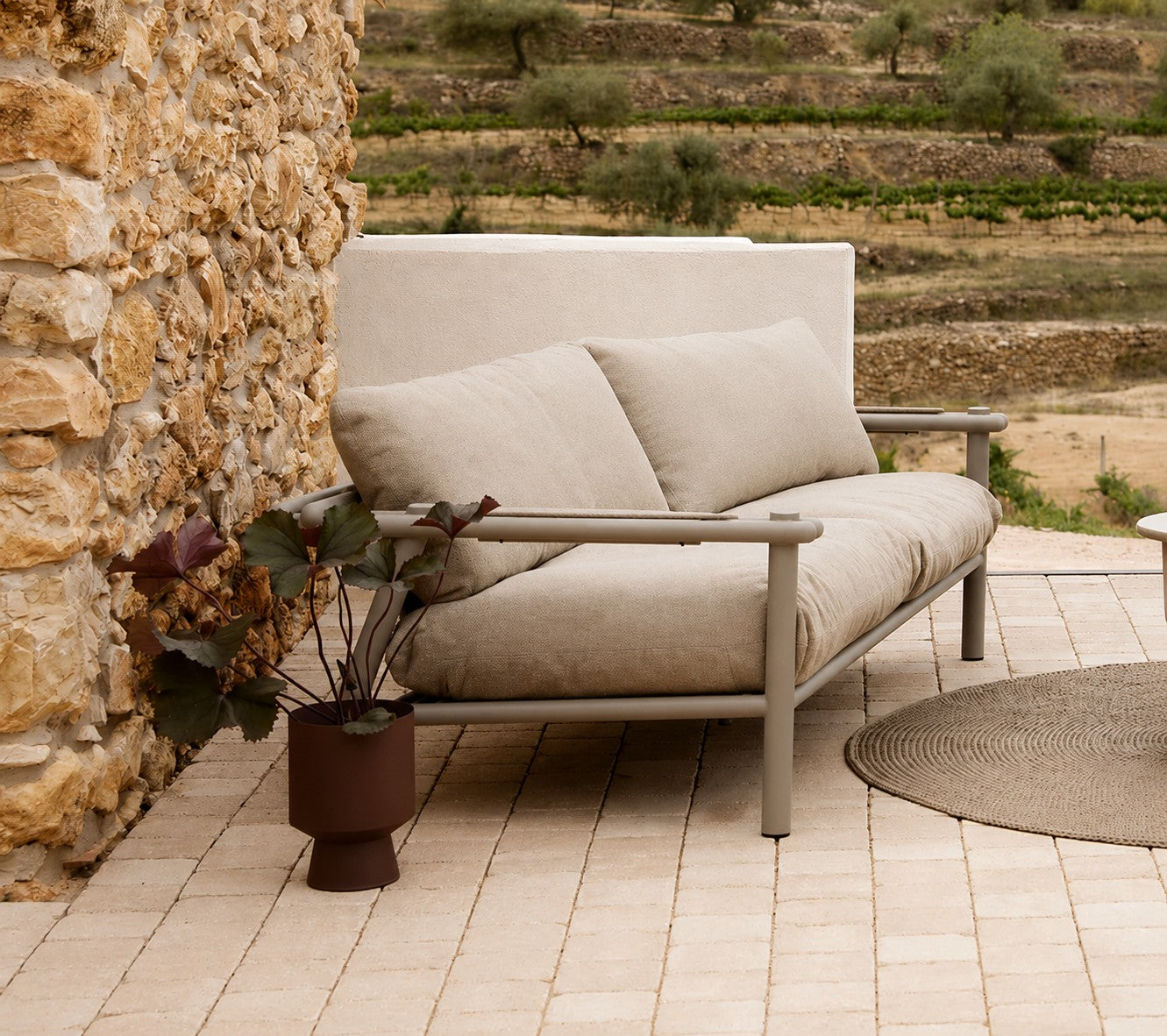 STICKS 2 SEATER SOFA IN ALUMINIUM INCLUDE CUSHION SET NATTE SAND